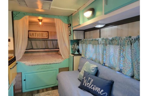 South Carolina Lakes & Blackwater Rivers Casa | Quiet and rustic Glamper with an artsy vintage vibe