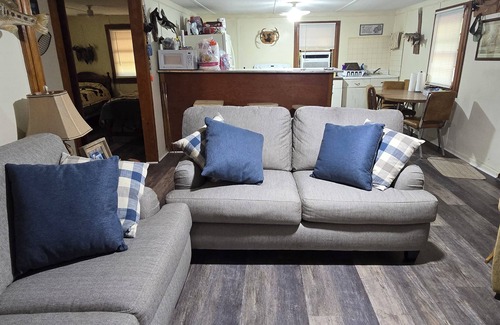 Tignall Cabina | Quiet and secluded rustic/vintage cabin near Clarks Hill Lake and Lake Russell