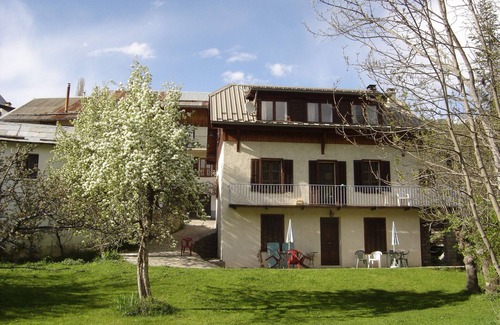 Allos Apartamento | Quiet apartment with garden, close to the village