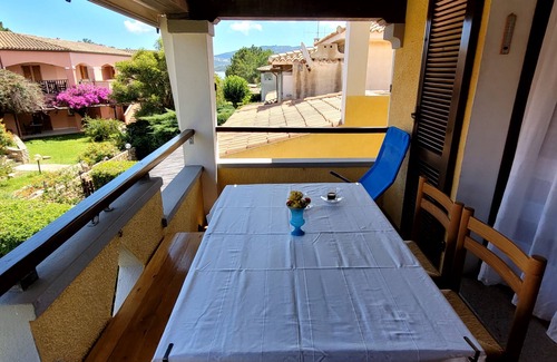 Cannigione Apartamento | Quiet apartment with sea view balcony, 5 mins to beach and shops