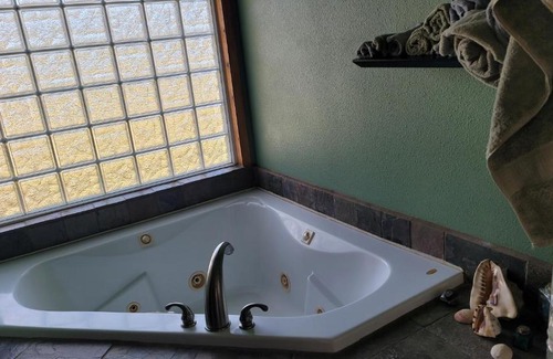 Oakhurst Casa | Quiet Artist Suite
