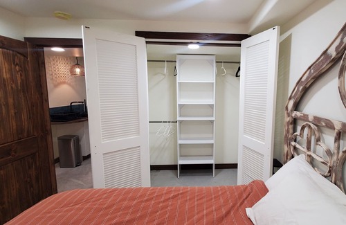 Carbondale Apartamento | Quiet basement apartment 5 min from downtown Carbondale.