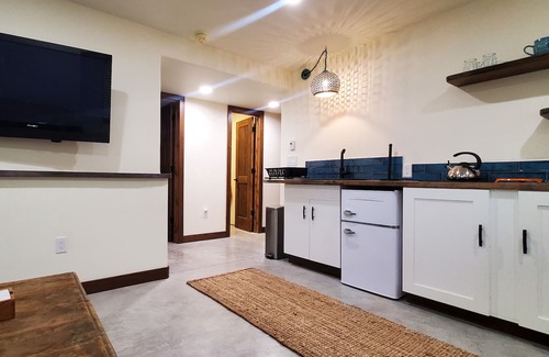 Carbondale Apartamento | Quiet basement apartment 5 min from downtown Carbondale.