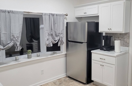 Charlotte Casa | Quiet, Beachside Modern 2-bedroom with WiFi and AC in charming Rochester