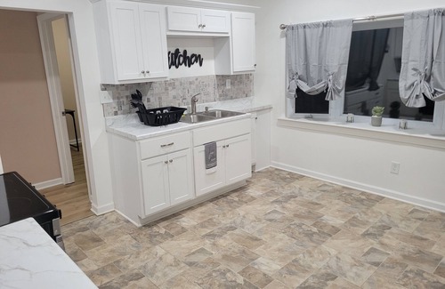 Charlotte Casa | Quiet, Beachside Modern 2-bedroom with WiFi and AC in charming Rochester
