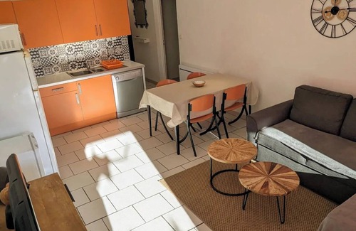 Ruoms Apartamento | Quiet, bright apartment with private garden and shared pool.