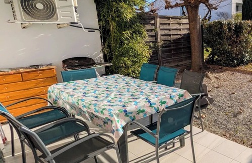 Ruoms Apartamento | Quiet, bright apartment with private garden and shared pool.