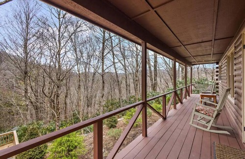 Blowing Rock Casa | Quiet Cabin in the High Country and Hot Tub