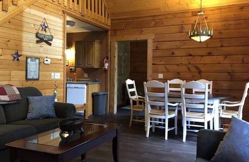 Warrens Casa | Cabina tranquila cerca de Jellystone, 3 Bears y senderos para vehículos todo terreno. Alquiler de UTV disponible.