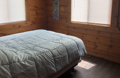 Warrens Casa | Cabina tranquila cerca de Jellystone, 3 Bears y senderos para vehículos todo terreno. Alquiler de UTV disponible.