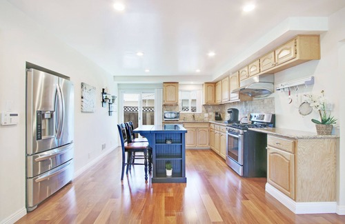 Cambrian Community Casa | Quiet Cambrian 2BR: Kitchen, Washer+Dryer, Parking, AC near Good Sam Hospital