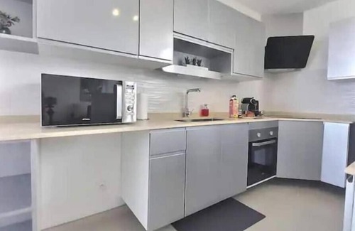 Fontaine de Moutte Apartamento | Quiet Capri beach apartment.