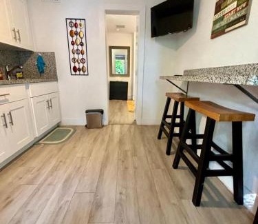Midtown Casa | Quiet & Centrally located House - PRIVATE PARKING, LAUNDRY AND STORAGE FOR LUGGAGE