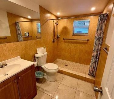 Midtown Casa | Quiet & Centrally located House - PRIVATE PARKING, LAUNDRY AND STORAGE FOR LUGGAGE