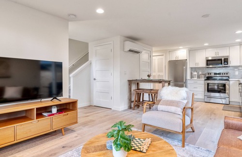 Madison Park Casa | Quiet, Charming 2 Bedroom Home in the heart of Madison Park