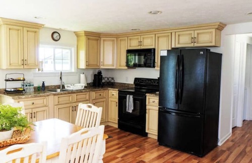 Oaks Corners Cabaña | Quiet/charming 2-bedroom Sunset-Lake view cottage lovely Seneca lake, wine trail