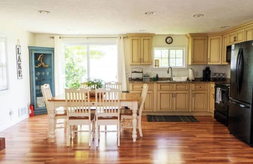 Oaks Corners Cabaña | Quiet/charming 2-bedroom Sunset-Lake view cottage lovely Seneca lake, wine trail