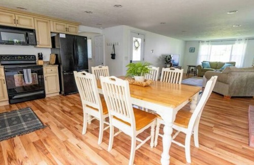 Oaks Corners Cabaña | Quiet/charming 2-bedroom Sunset-Lake view cottage lovely Seneca lake, wine trail