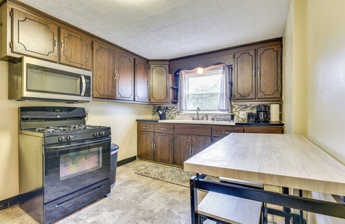 Cheektowaga Casa | Quiet Cheektowaga Retreat: 23 Mi to Niagara Falls!