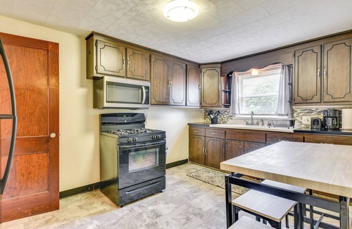 Cheektowaga Casa | Quiet Cheektowaga Retreat: 23 Mi to Niagara Falls!