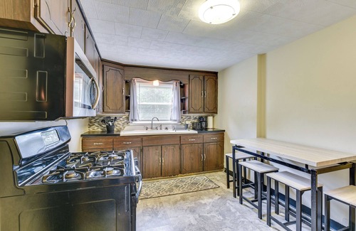 Cheektowaga Casa | Quiet Cheektowaga Retreat: 23 Mi to Niagara Falls!