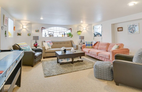 Belmont Cragin Apartamento | Quiet Chicago Vacation Rental: 11 Mi to Downtown!