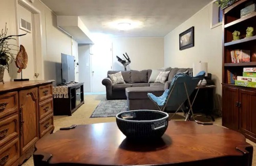 Aksarben - Elmwood Park Casa | Quiet & close to Aksarben Village & Pet Friendly!