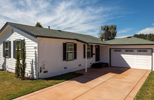 Linda Mar Casa | Quiet Coastal Get Away Home - just blocks from Ocean, Beach and Restaurants