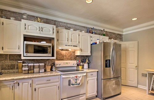 Columbia Casa | Quiet Columbia Home w/ Fire Pit & Pool Table!