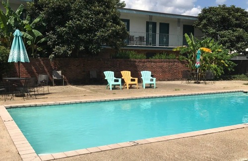 Park Forest - LA North Apartamento | El apartamento Baton Rouge, de dos dormitorios, que admite mascotas, da al patio y a la piscina