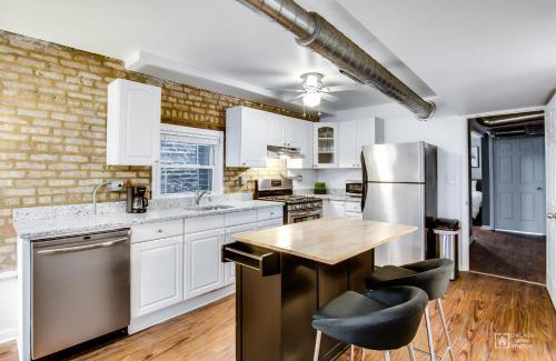 West Town Apartamento | Quiet Comfort in the Big City, Just Steps to the Blue Line apts