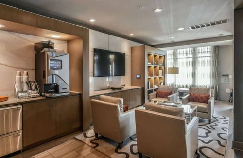 Forest Park Condominio | Quiet Comfort & Urban Style: 2-Bedroom Condo