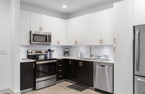 Forest Park Condominio | Quiet Comfort & Urban Style: 2-Bedroom Condo
