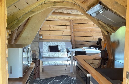 Plenisette Chalet De Esquí | Quiet, comfortable wooden tepee in a small Jura village near our horses.