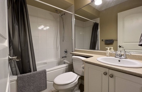 Richmond City Centre Casa | Quiet Comfy Suite