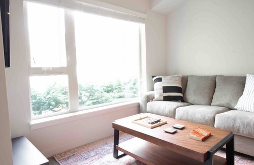 Old Ballard Condominio | Quiet Condo - Just off Market St, Awesome Location
