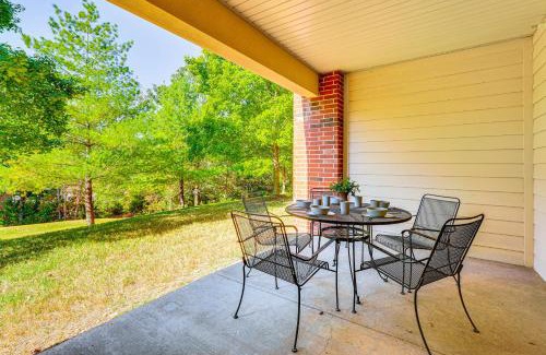 Branson Apartamento | Quiet Condo with Patio 3 Mi to Dtwn Branson!