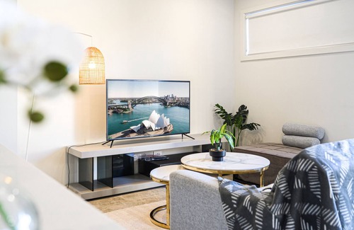 Bardia Casa | Quiet & Convenient Adorable Modern 4 Br House
