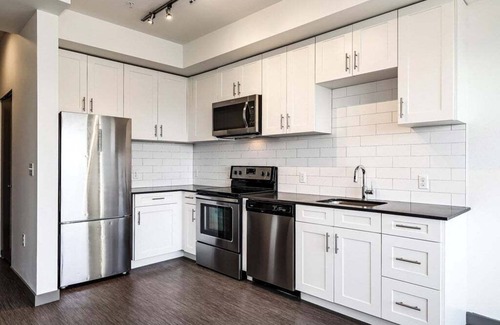 Brighton Apartamento | Quiet corner 1 bedroom top floor apartment. 20 second walk to board the train.