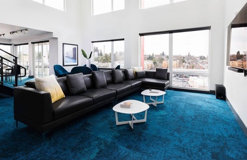Brighton Apartamento | Quiet corner 1 bedroom top floor apartment. 20 second walk to board the train.