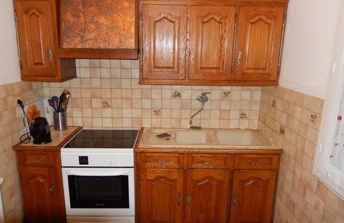 Benouville Casa | Quiet cottage close to beaches, trampoline, bicycles, greenway, shops nearby