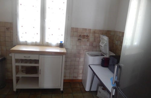 Benouville Casa | Quiet cottage close to beaches, trampoline, bicycles, greenway, shops nearby