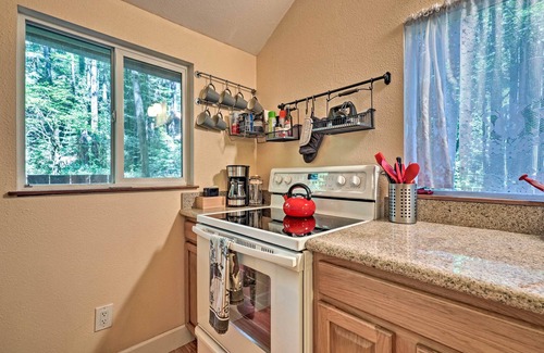 Rio Nido Cabaña | Tranquilo Guerneville Cottage w / Redwood Forest Views!