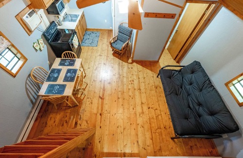 Sullivan Cabina | Quiet Country Cabin Near Trails & State Parks