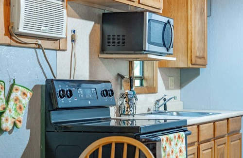 Sullivan Cabina | Quiet Country Cabin Near Trails & State Parks
