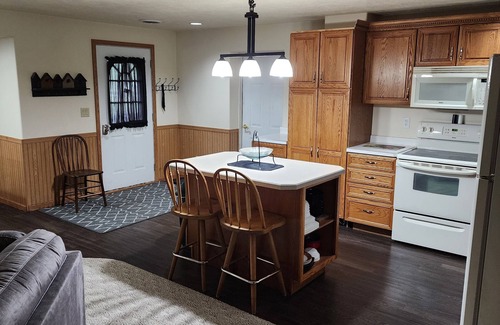 Fort Atkinson Apartamento | Quiet Country Oasis. Spacious and serene apartment. Gas fireplace, private patio
