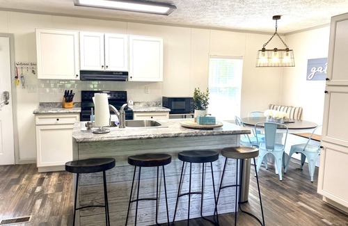 Milledgeville Casa | Quiet Cove 4 Bedroom Lake Retreat, Large Dock & Fire Pit 🎣⛵️☀️