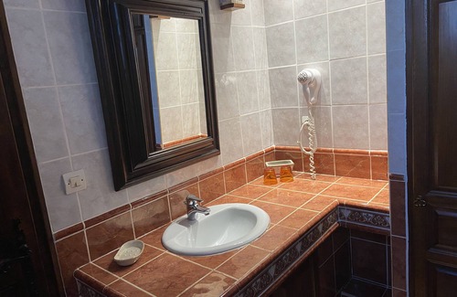 Sainte-Marie-dʼAlloix Cama Y Desayuno | Quiet, cozy Ravel room with TV and air conditioning