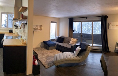 Big White Ski Resort Condominio | Quiet,cozy for a couple, small family. Great view, close to village