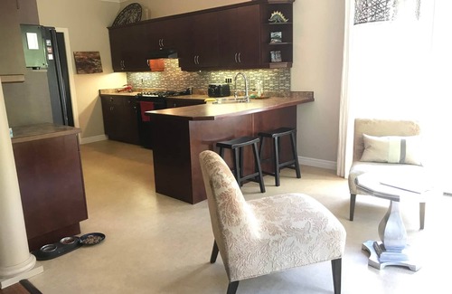 London Casa | Quiet Cozy Luxury Riverview with Hot Tub